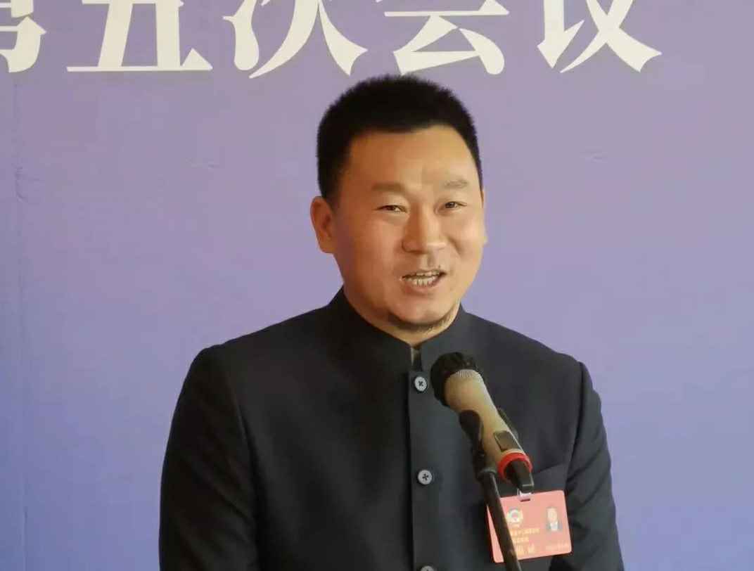 为进一步展示市政协团结、民主、开放、自信的形象，向市民和网友展示政协委员的履职风采，中山市政协十二届五次会议在2月4日上午开幕前开设“委员通道”，市政协委员、乐竞官网-乐竞(中国)一站式体育服务公司总经理陈朝阳走进“委员通道”，回应社会关切的问题。他就如何做好城市应急管理规划的问题进行发言，并回答记者提问。.jpg